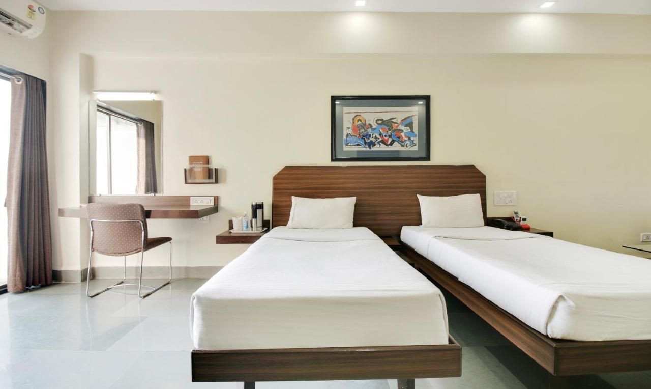 Hotel Hospice Surat Exterior foto